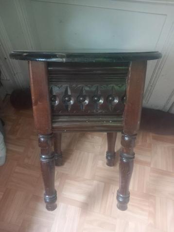 Table d'appoint en bois avec motifs sculptée. beschikbaar voor biedingen