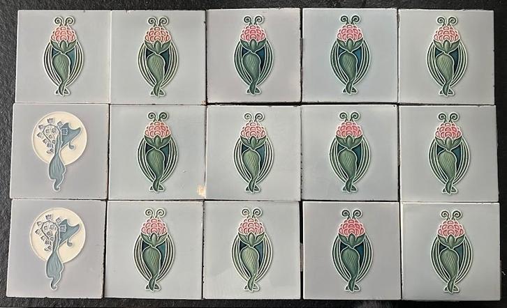 Art Nouveau reliëftegels (1900) – 15 stuks + fragmenten, Huis en Inrichting, Overige Huis en Inrichting, Gebruikt, Ophalen