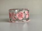 Rare bracelet/bracelet large en lucite sculptée vintage, Enlèvement ou Envoi, Comme neuf, Rose, Synthétique ou Plastique