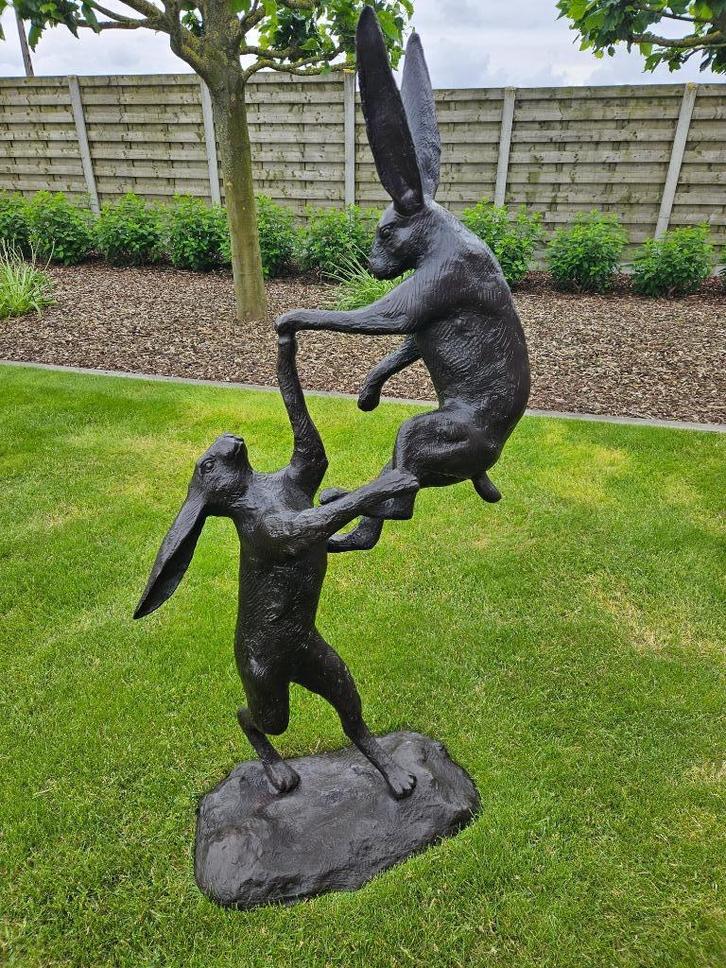 Bronzen spelende/vechtende hazen prachtig in siergrassen!!!, Tuin en Terras, Tuinbeelden, Nieuw, Dierenbeeld, Overige materialen