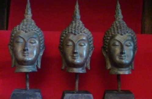 Bronzen Boeddha hoofdje op sokkel, Verzamelen, Religie, Nieuw, Hindoe, Beeld(je), Ophalen of Verzenden