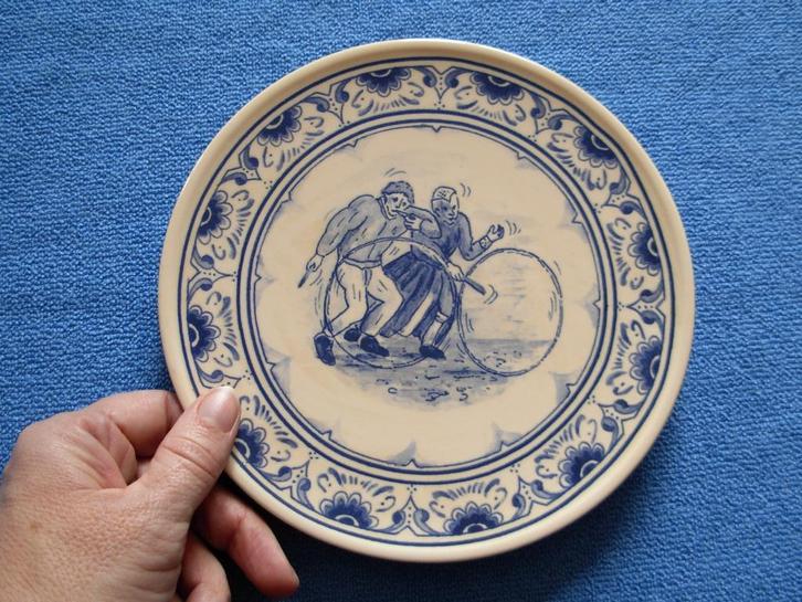 Delftsblauw sierbordje oude volksspelen - hoepel, Antiek en Kunst, Antiek | Keramiek en Aardewerk, Ophalen of Verzenden
