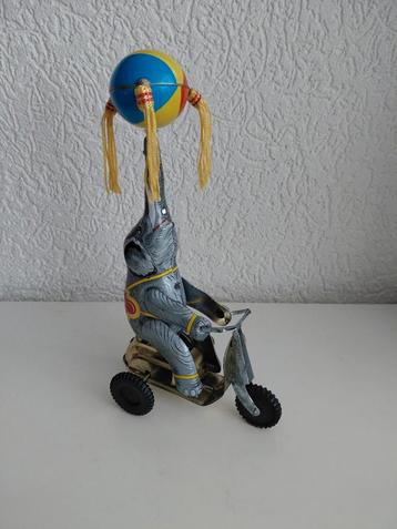 Vintage blikken olifant beschikbaar voor biedingen