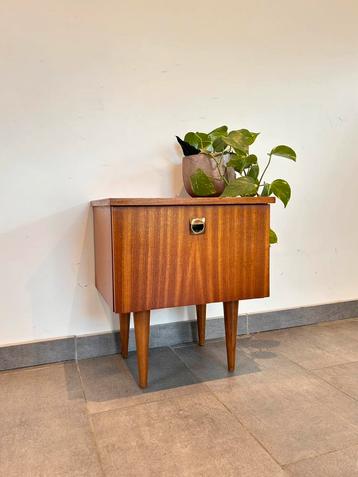 Vintage midcentury nachtkastje beschikbaar voor biedingen