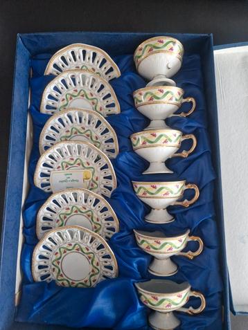 set theekop en schotel  beschikbaar voor biedingen