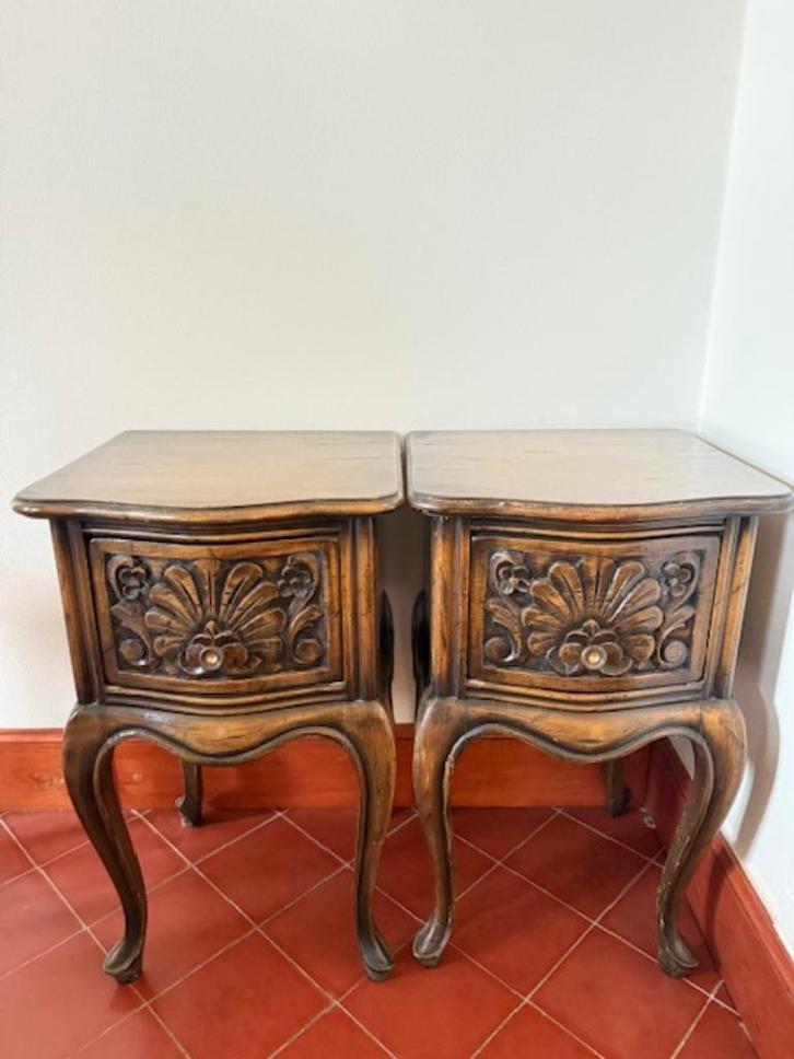 Set van 2 houten nachtkastjes met sierlijk houtsnijwerk, Huis en Inrichting, Slaapkamer | Nachtkastjes, Ophalen