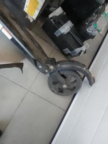 Voorwiel en achterwiel en batterij van een step beschikbaar voor biedingen