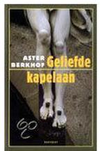 Boek : de geliefde Kapelaan / Aster Berkhof, Ophalen of Verzenden, Zo goed als nieuw