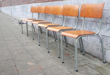 Vintage 60ties stapelbare schoolstoelen.  beschikbaar voor biedingen