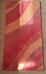 Klein krullend vloerkleed, golvenpatroon, oranjerode tint., Ophalen