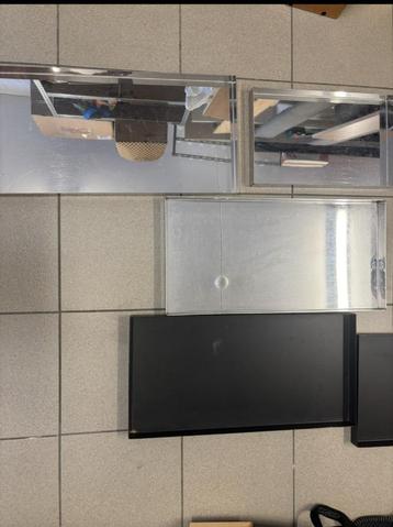 Plateaux en metal beschikbaar voor biedingen