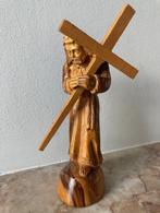 Jezus draagt het Kruis in olijfhout uit Jeruzalem (16 cm), Antiek en Kunst, Ophalen of Verzenden