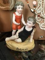 Jolie statue antique de sœur et frère en biscuit à Ostende, Antiquités & Art, Enlèvement ou Envoi