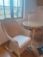 Mooie rotan schommelstoel en tafel, Huis en Inrichting, Stoelen, Ophalen