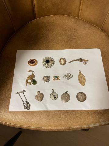 Vintage sieraden set – antieke broches en hangers beschikbaar voor biedingen