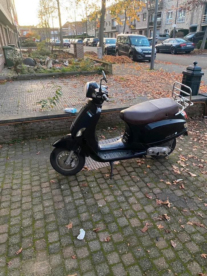 Neco azzuro 50cc b klasse, Fietsen en Brommers, Brommeronderdelen | Scooters, Zo goed als nieuw, Overige merken, Zadel, Ophalen