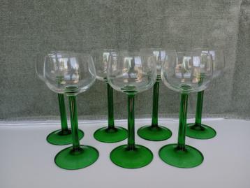 7x vintage glazen op groene voet beschikbaar voor biedingen