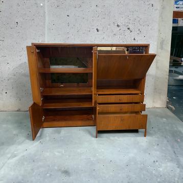 Vintage houten kast / barkast / vitrine beschikbaar voor biedingen