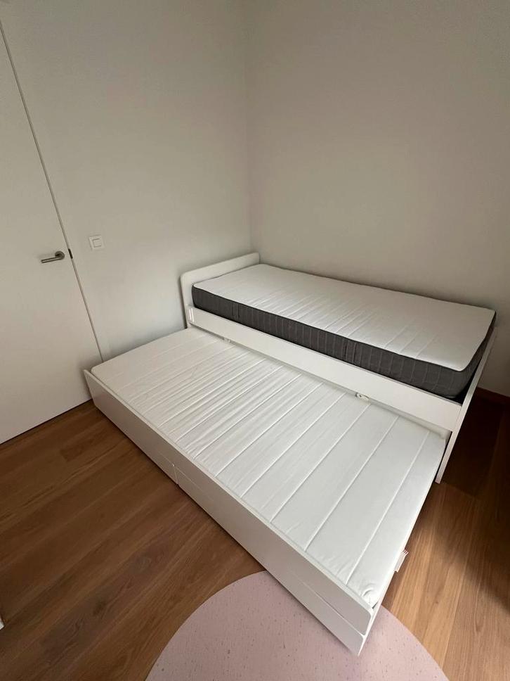 SLÄKT IKEA bed met onderbed, opbergschuiven + twee matrassen, Kinderen en Baby's, Kinderkamer | Bedden, Zo goed als nieuw, 180 cm of meer