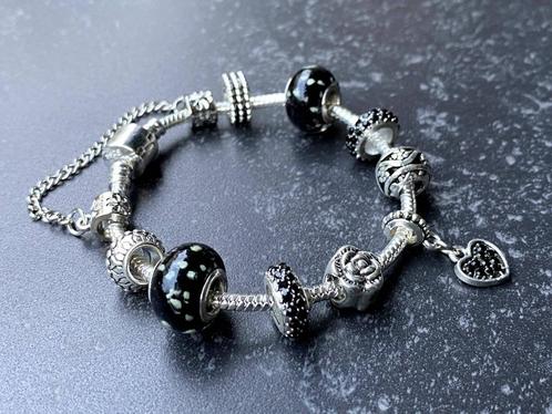 Knappe armband met zwarte accenten, NIEUW, Handtassen en Accessoires, Armbanden, Nieuw, Met bedels of kralen, Met strass, Ophalen of Verzenden