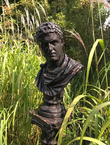 Beeld op sokkel beschikbaar voor biedingen