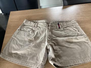 Chiro short valt als LARGE  beschikbaar voor biedingen