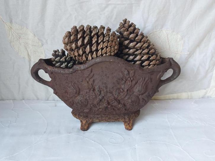 Decoratieve oude zware franse gietijzeren jardiniere, Tuin en Terras, Bloembakken en Plantenbakken, Overige materialen, Minder dan 30 cm