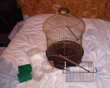 Vogelkooi met alle toebehoren beschikbaar voor biedingen