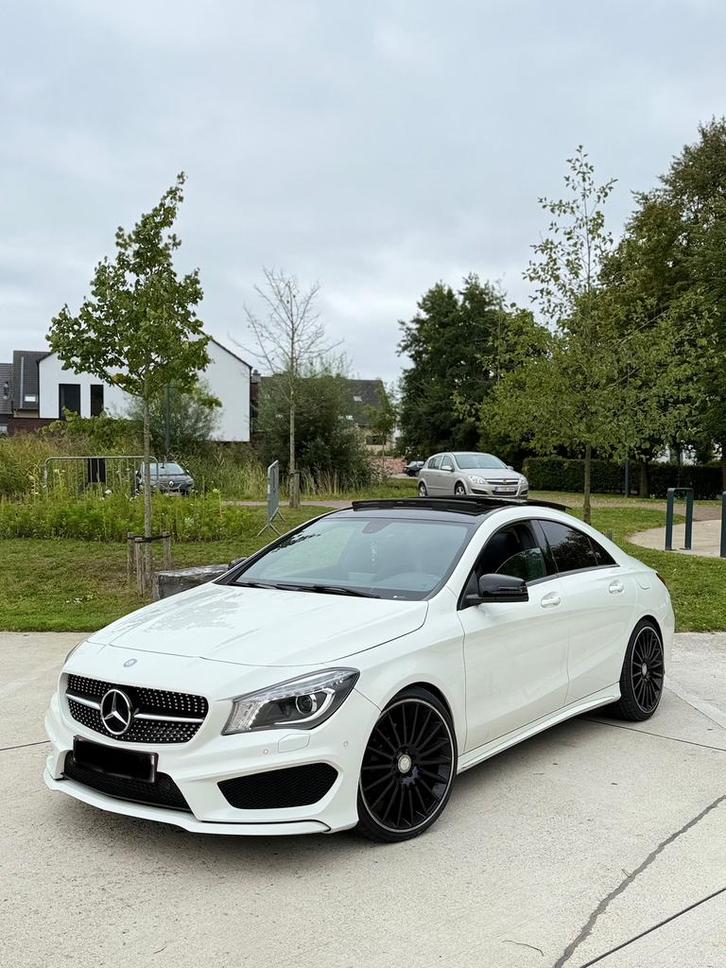 Mercedes CLA 220 CDI - 2015 - AMG - Panorama, Auto's, Mercedes-Benz, Particulier, CLA, Automaat, Wit, Alcantara, Ophalen of Verzenden