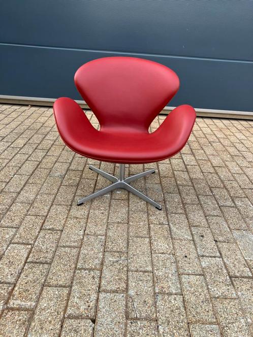 Fritz Hansen Swan chair in Indian Red leder, NIEUW!!!, Huis en Inrichting, Zetels | Voetbanken en poefs, Ophalen of Verzenden