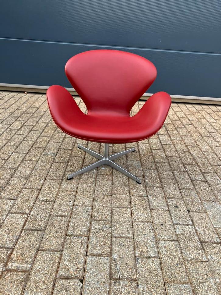 Fritz Hansen Swan chair in Indian Red leder, NIEUW!!!, Huis en Inrichting, Zetels | Voetbanken en poefs, Ophalen of Verzenden