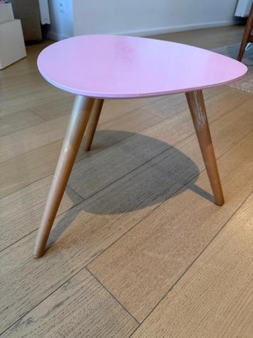 Bijzettafel Roze met schuine poten beschikbaar voor biedingen
