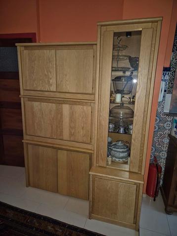 Kasten / vitrine beschikbaar voor biedingen