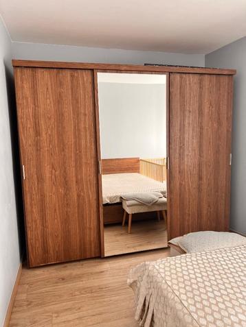 Meubel uit kast, bed met lattenbodem en commode beschikbaar voor biedingen