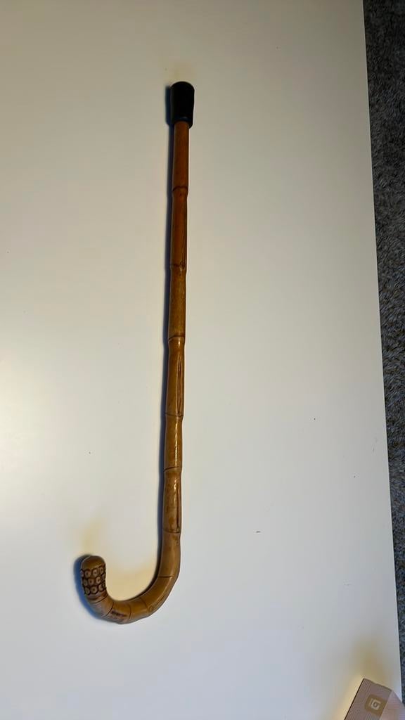 Canne en bois sculpte, Enlèvement, Comme neuf