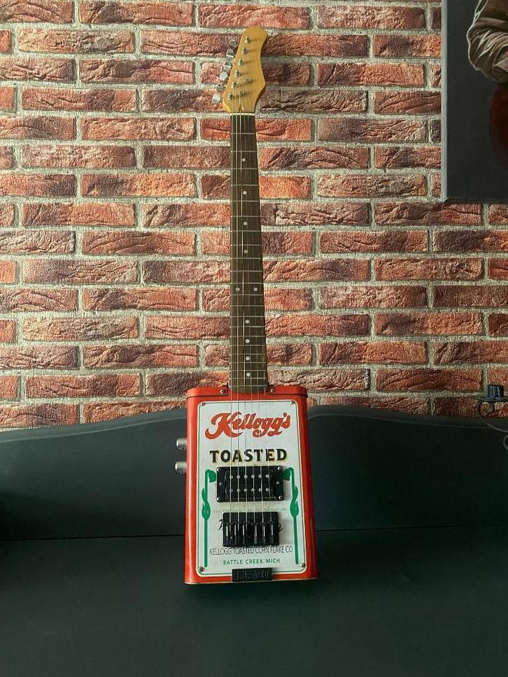 Kellogg's box guitar, Muziek en Instrumenten, Snaarinstrumenten | Gitaren | Elektrisch, Gebruikt, Ophalen of Verzenden