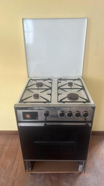 GRATIS Gaskookvuur met 4 bekken en oven, Elektronische apparatuur, Fornuizen, Ophalen, Gebruikt