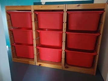 3 armoires de rangement Trofast avec bacs rouges