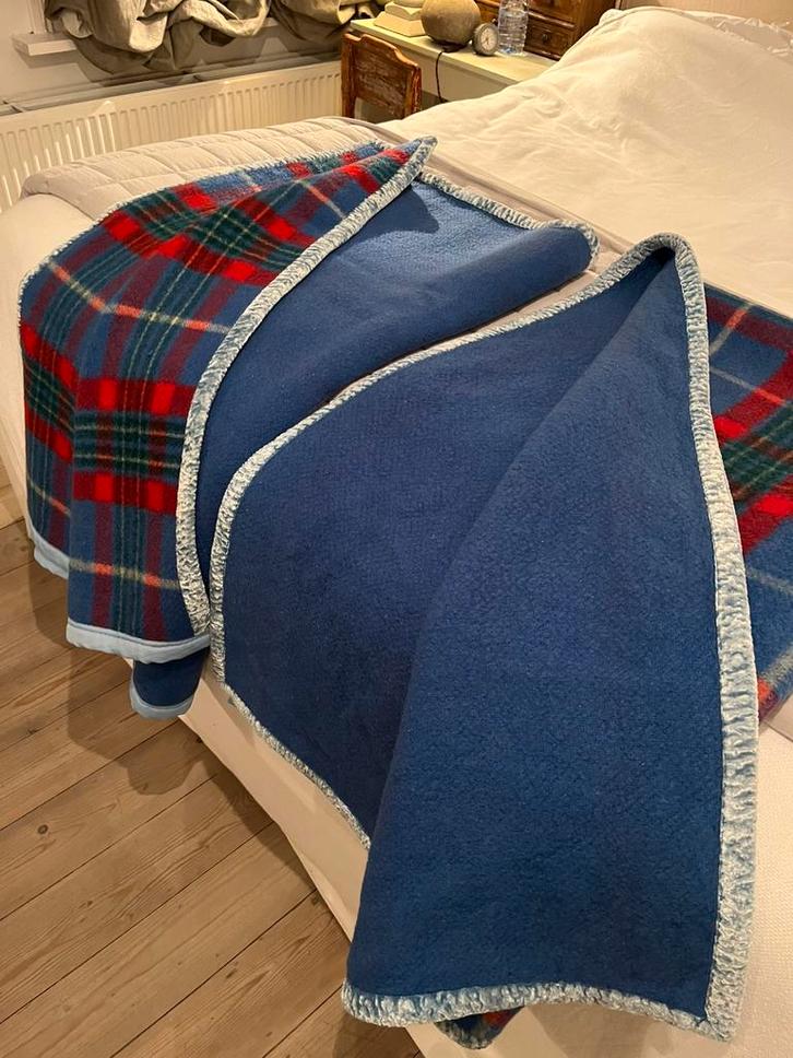 MOOIE GROTE DEKEN IN 2 DELEN BLAUW/GERUIT ZGSTAAT WOL, Maison & Meubles, Chambre à coucher | Linge de lit, Comme neuf, Couverture ou Couette