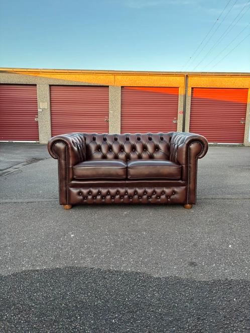 Bruine 2-zitsbank Chesterfield, Antiek en Kunst, Antiek | Meubels | Stoelen en Sofa's, Ophalen of Verzenden