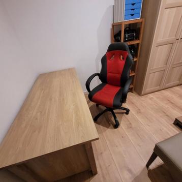 Bureau met stoel te koop beschikbaar voor biedingen
