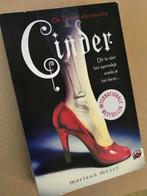 Marissa Meyer - Cinder, Boeken, Marissa Meyer, Ophalen of Verzenden, Zo goed als nieuw