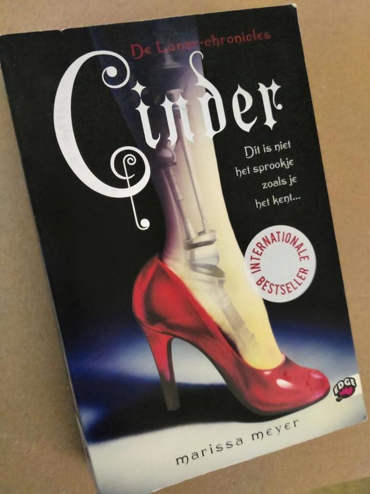 Marissa Meyer - Cinder, Boeken, Kinderboeken | Jeugd | 13 jaar en ouder, Zo goed als nieuw, Ophalen of Verzenden