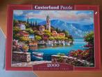 Castorland puzzel 2000 st. bijna nieuw, village clock tower, Enlèvement ou Envoi, Plus de 1 500 pièces, Utilisé, Puzzle