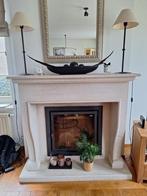 Schouwmantel in witte steen, zeer goede staat, incl haard, Huis en Inrichting, Haarden, Ophalen, Zo goed als nieuw, Inbouwhaard