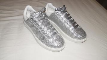 sneakers  GUESS  voor dames beschikbaar voor biedingen