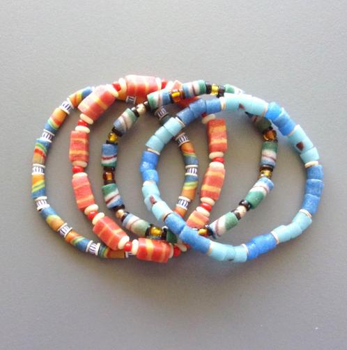Set van 4 Afrikaanse blauwe rekbare glazen armbanden, Handtassen en Accessoires, Armbanden, Nieuw, Elastiek, Blauw, Met bedels of kralen