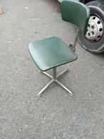 Oude bureaustoel, Ophalen