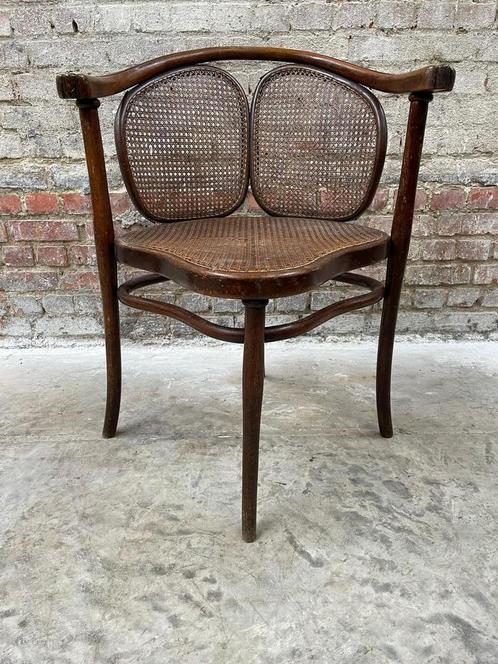 Thonet hoekstoel met gevlochten rug/ zitting ter restauratie, Antiek en Kunst, Antiek | Meubels | Stoelen en Sofa's, Ophalen
