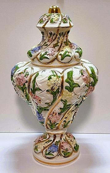 Italiaanse vaas in Capodimonte porselein. beschikbaar voor biedingen